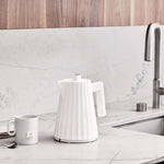 Alessi Plissé vedenkeitin MDL06-1W tyylikkään valkoisena hienoissa keittiöasetelmissa.