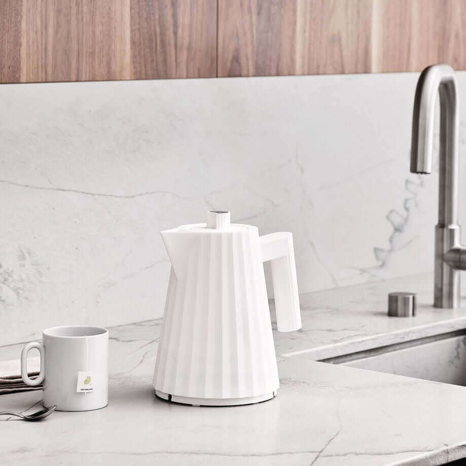 Alessi Plissé vedenkeitin MDL06-1W tyylikkään valkoisena hienoissa keittiöasetelmissa.