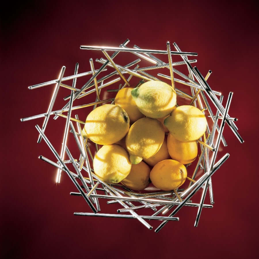 Alessi Citrus basket Blow up hedelmäkori FC03, teräksinen tarjoilukori täynnä sitruunoita, tyylikkäitä sisustuselementtejä.