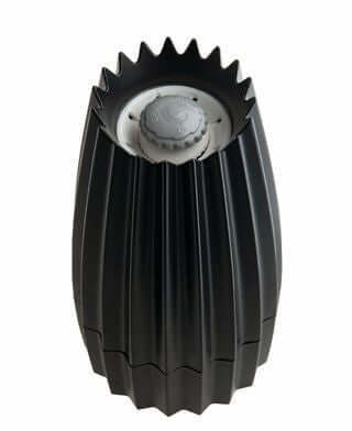 Alessi Grind maustemylly WAL03 B, mustaksi pinnoitettu alumiinista valmistettu maustemylly.