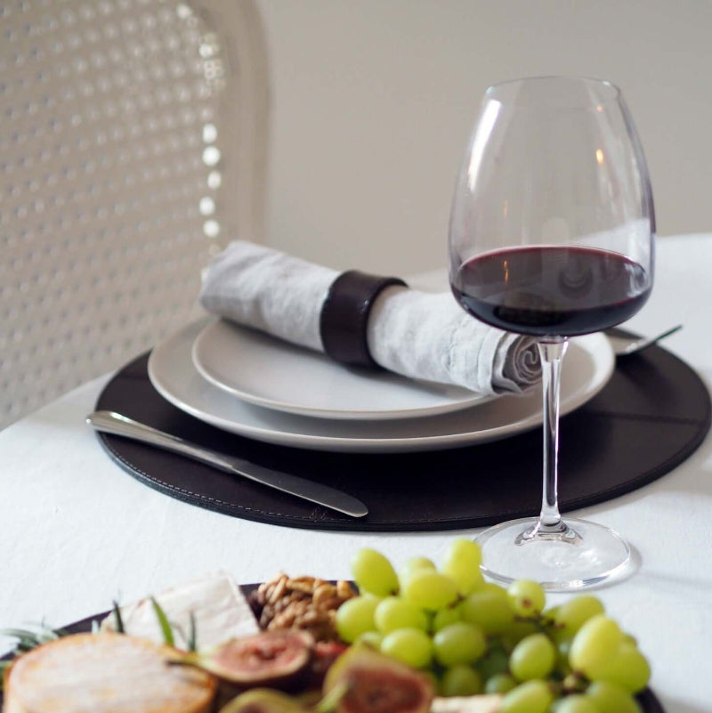 Balmuir Piemonte Collection Red Wine Glass viinilasit pöydällä juustojen ja viinirypäleiden kanssa.