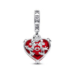 Pandora Mickey & Minnie Mouse Murano Glass charm hela 792522C01, punainen sydän, jossa on kaiverrettu teksti.