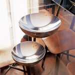 Alessi Double kulho DUL02-25, tyylikäs ja moderni kaksoiskulho, aseteltuna lasipöydälle.