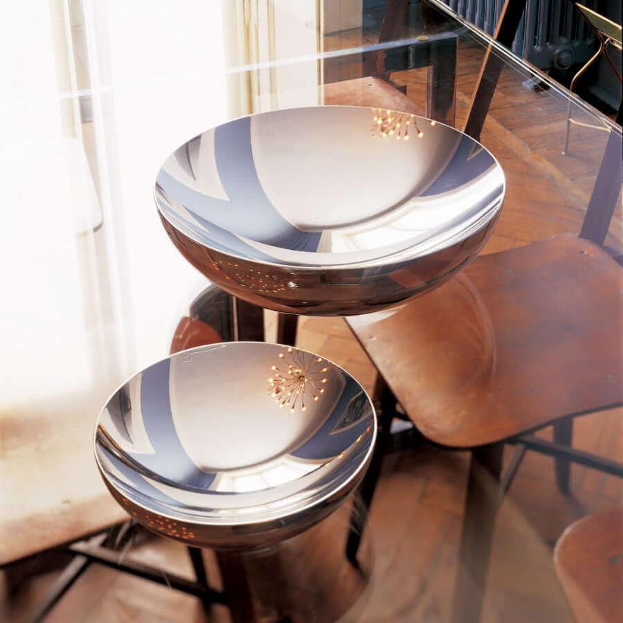 Alessi Double kulho DUL02-25, tyylikäs ja moderni kaksoiskulho, aseteltuna lasipöydälle.