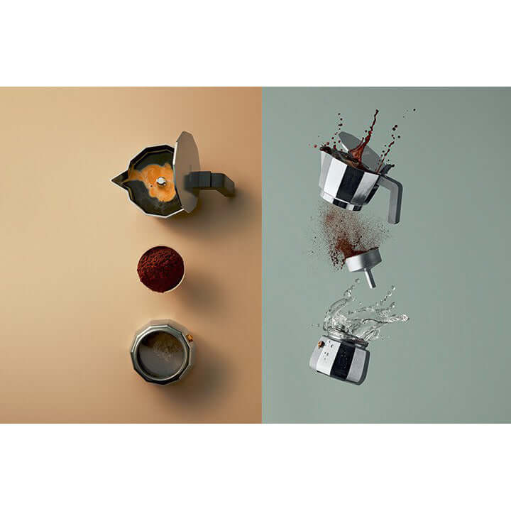 Alessi Moka espressokeitin DC06-9 FM, kauniisti aseteltu espressokeitin ja kahvi, josta virtaa vettä.