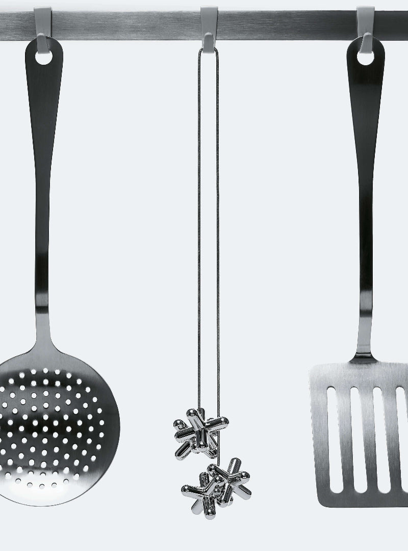 Alessi Pannunalunen tripod GCH01, teräksiset keittiövälineet, siivilä, lasta ja koru, moderni muotoilu.