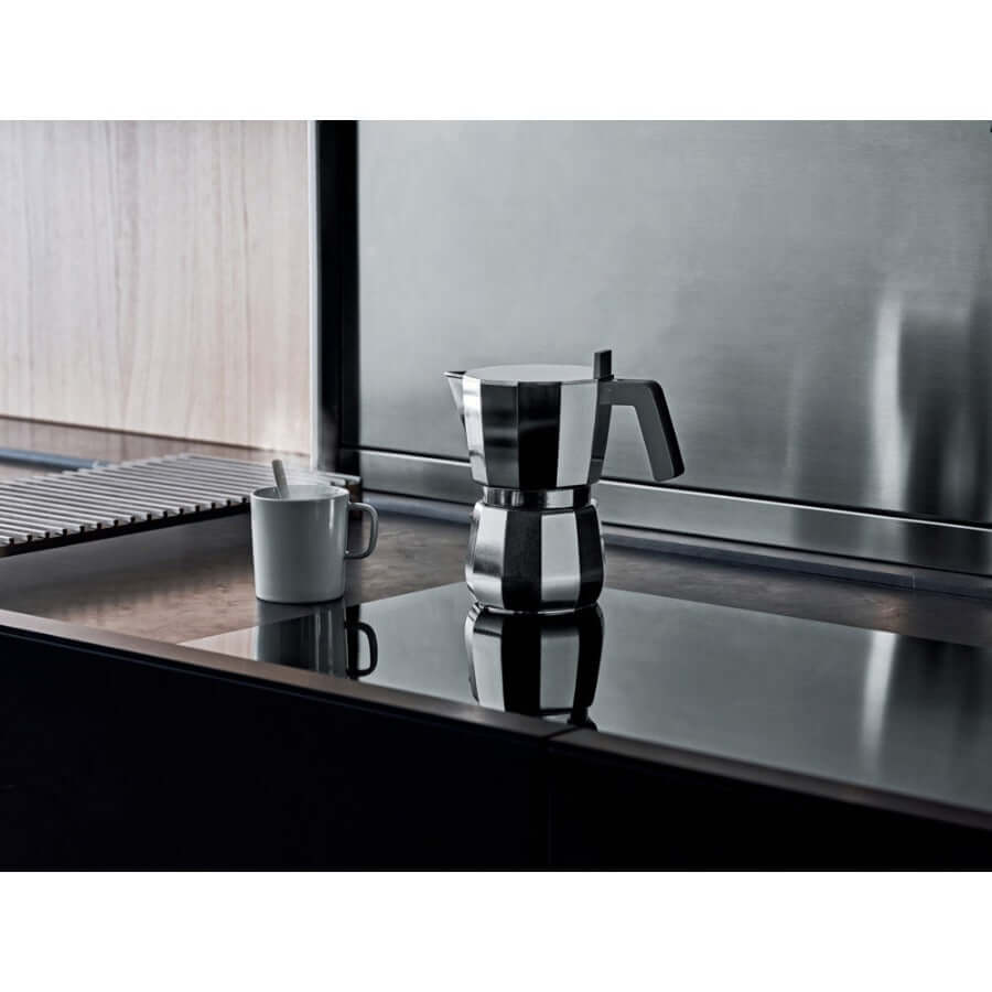 Alessi Moka espressokeitin DC06-9 FM tyylikkäänä keittiössä mustalla pinnalla.