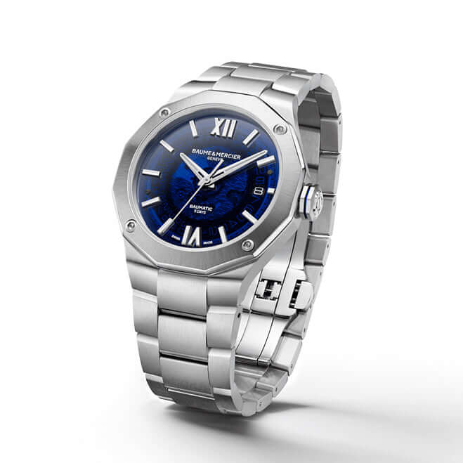Baume & Mercier Riviera 10616 kello, sininen kellotaulu ja kumiranneke.