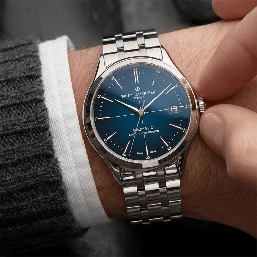 Baume & Mercier Clifton Baumatic 10468 -kello metallirannekkeella ja sinisellä kellotaululla.