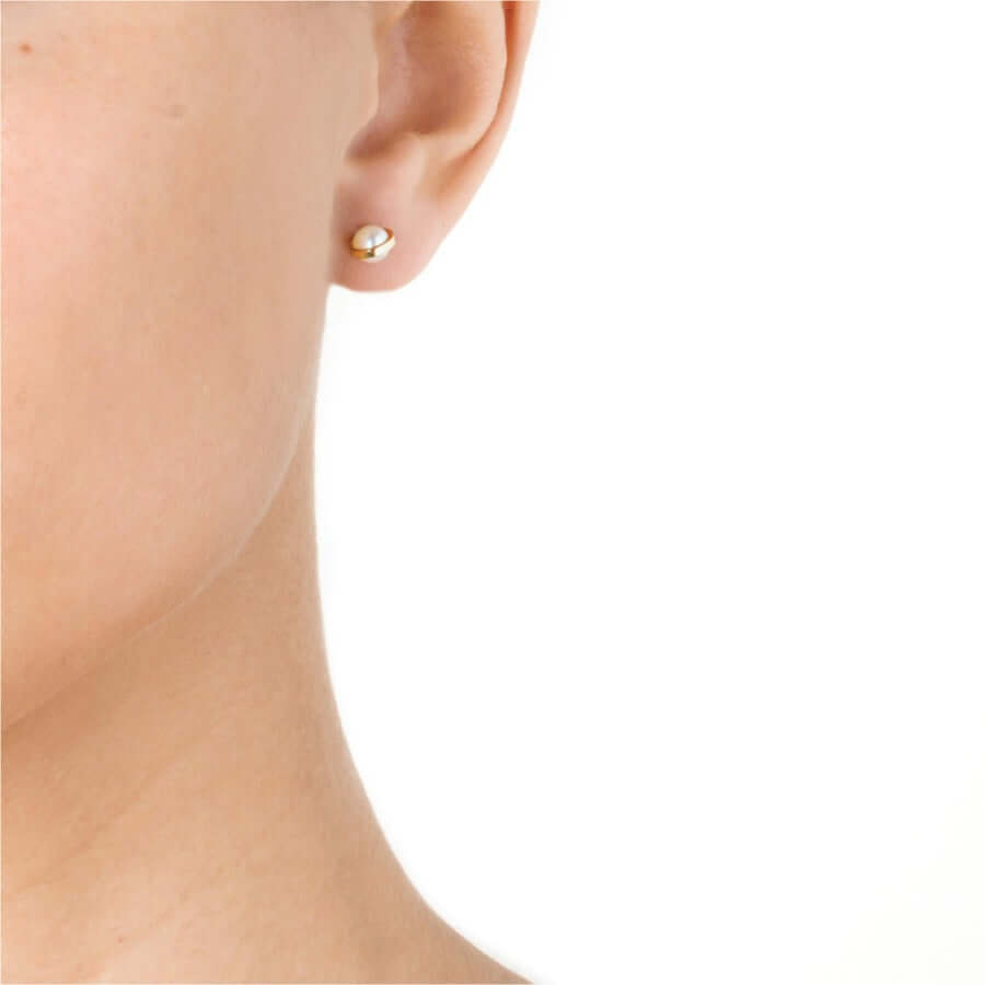Efva Attling Little Day Pearl kultaiset korvakorut 12-101-00593