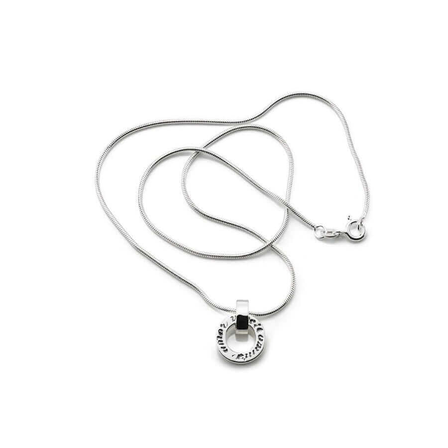 Efva Attling Ring Around Amor Vincit Omnia Kaulakoru