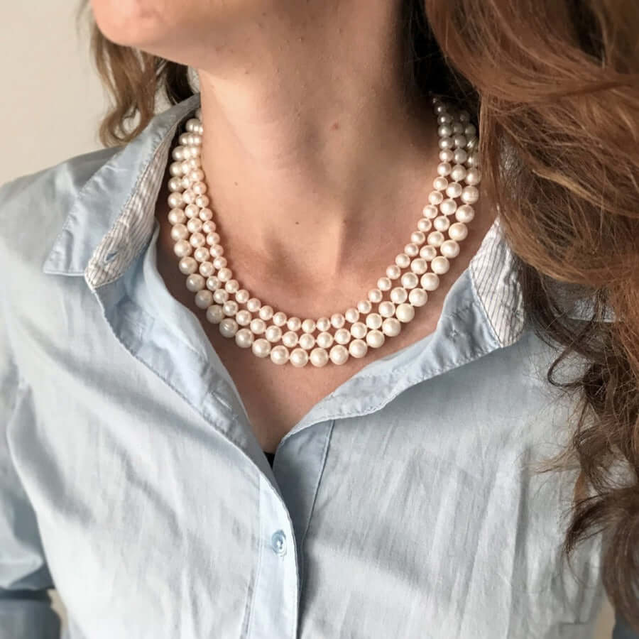 Gaura Pearls helminauha Classiko FARW575 kauniina helmikoruna päällä, jossa useita kerroksia makeanvedenhelmiä.