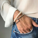 Gaura Pearls helmirannekoru Classiko FARW685-B, elegantti helmirannekoru, aitoja makeanvedenhelmiä, tyylikäs asuste.