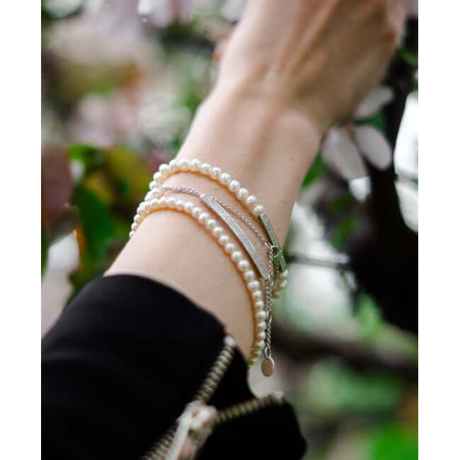Gaura Pearls helmirannekoru zirkoneilla MD1925R koristelee näkyvästi korun käyttäjän rannetta