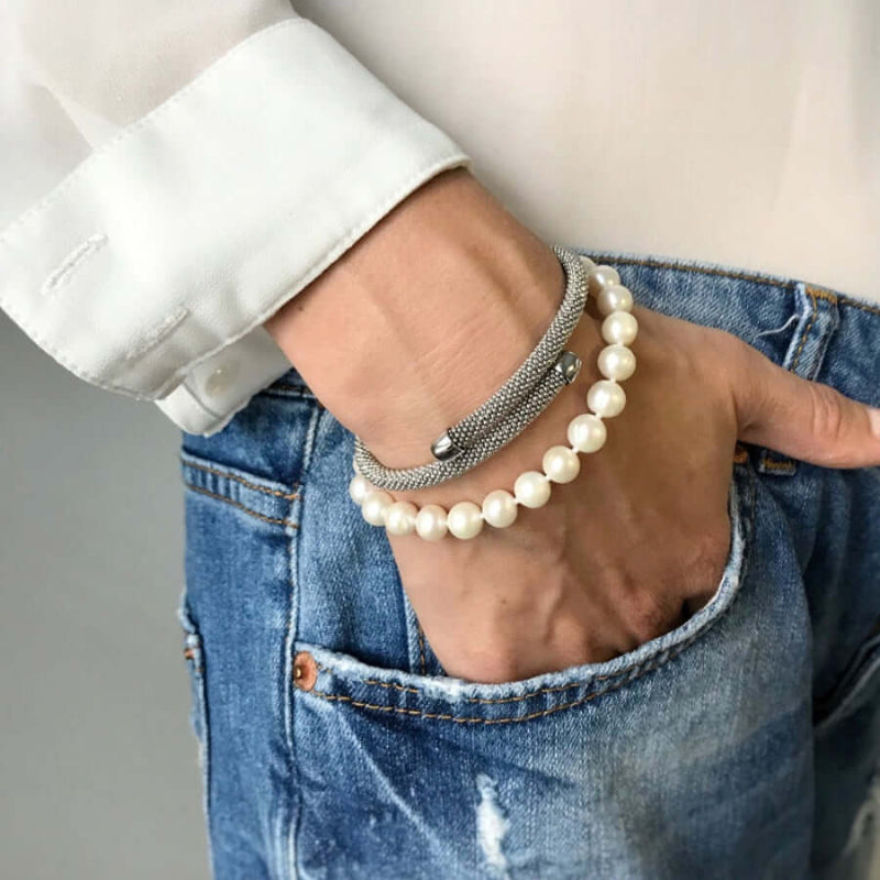 Gaura Pearls helmirannekoru Classiko FARW685-B käytössä, käsi päällä, valkoisia makeanvedenhelmiä ja hopeaketju.