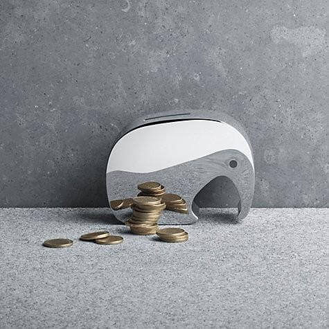 Georg Jensen Moneyphant säästölipas 3580035, tyylikkäänä elefanttimuotoisena säästölippaan kanssa kolikoita.