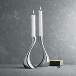 Georg Jensen Cobra kynttilänjalat 10009507 - kauniit muotoillut kynttilänjalat, joissa on kaksi kynttilää.