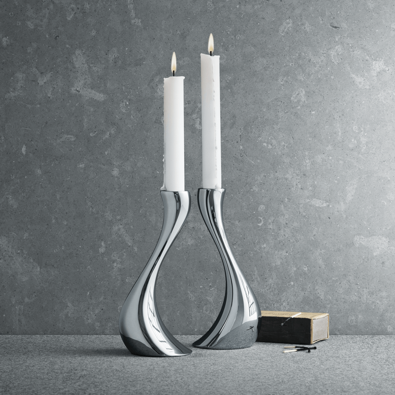 Georg Jensen Cobra kynttilänjalat 10009507 - kauniit muotoillut kynttilänjalat, joissa on kaksi kynttilää.