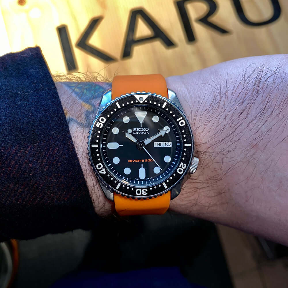 KARU kellon silikoniranneke oranssi curved