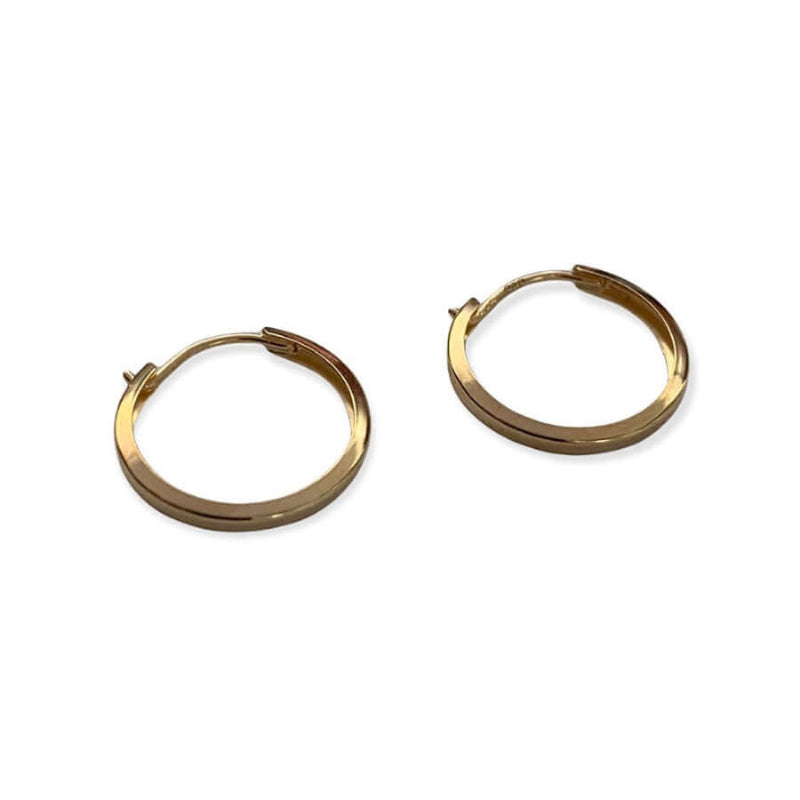 Kultaiset korvarenkaat 1513FKK kiiltävällä viimeistelyllä, halkaisija 13 mm ja paksuus 1,5 mm.