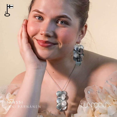 Lumoava_tanssi_hopea_korvakoru