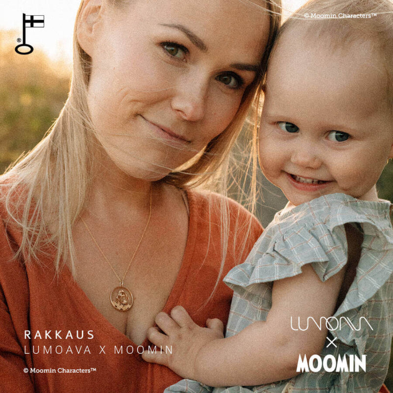 Lumoava x Moomin Rakkaus riipus MO561600000 kaulakoru, äiti ja laps yhdessä riipusta esitellen.