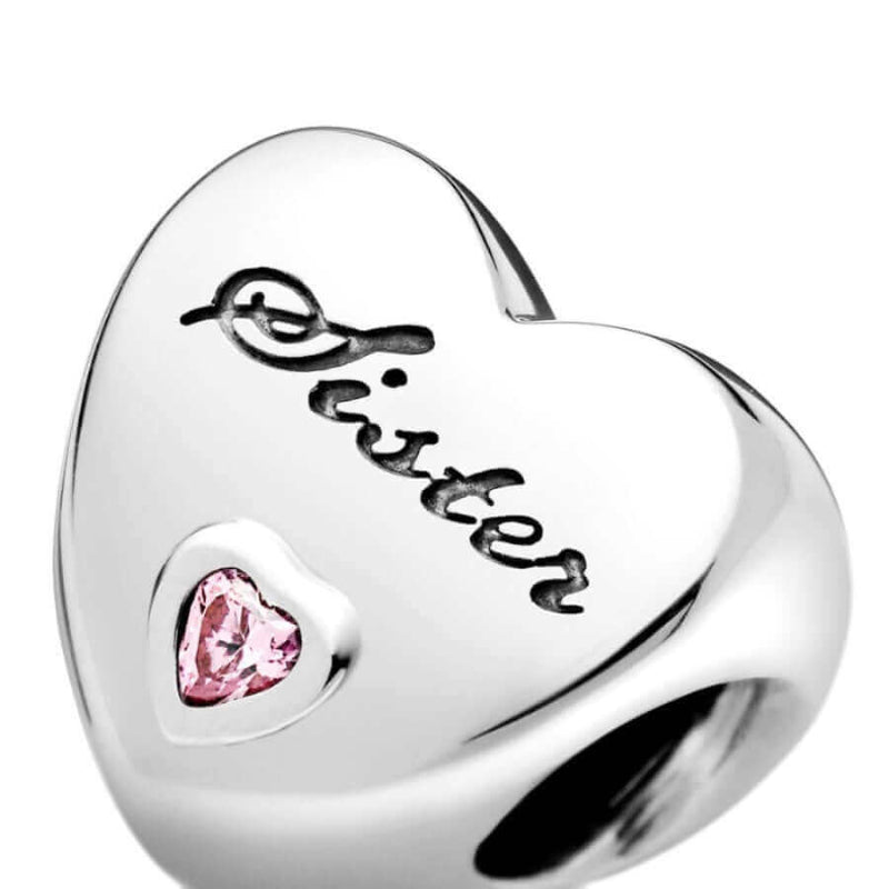 Pandora Sister's Love Charm Hela 791946PCZ sydämenmuotoinen koru vaaleanpunaisella zirkonilla ja tekstillä 'Sister'