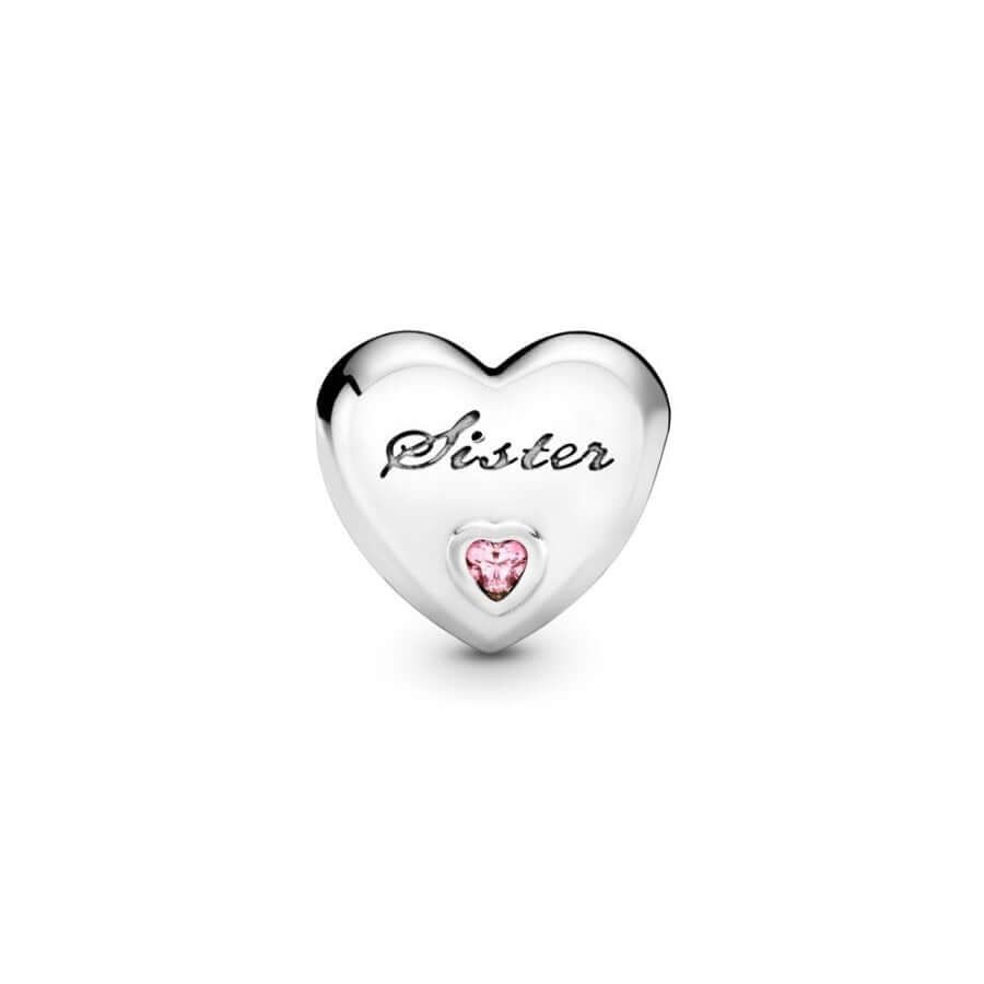 Pandora Sister's Love Charm Hela 791946PCZ sydämenmuotoinen koru, jossa teksti 'Sister' ja vaaleanpunainen zirkoni.