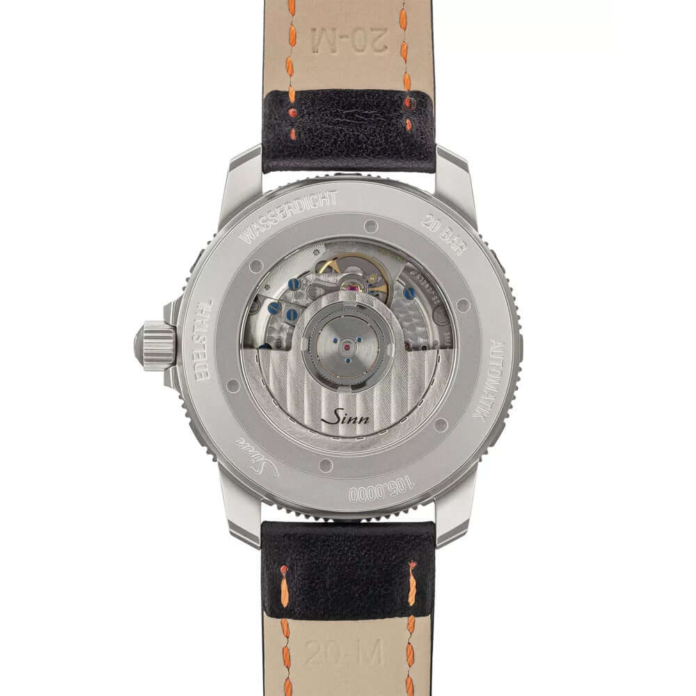Sinn 105 St Sa UTC W Automatic 105.021 - kellon tausta, automaattinen mekanismi ja nahkaranneke.