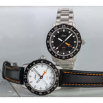 Sinn 105 St Sa UTC W Automatic 105.021 kello mustalla ja valkoisella taululla, tyylikkäät nahka- ja teräsrannekkeet.