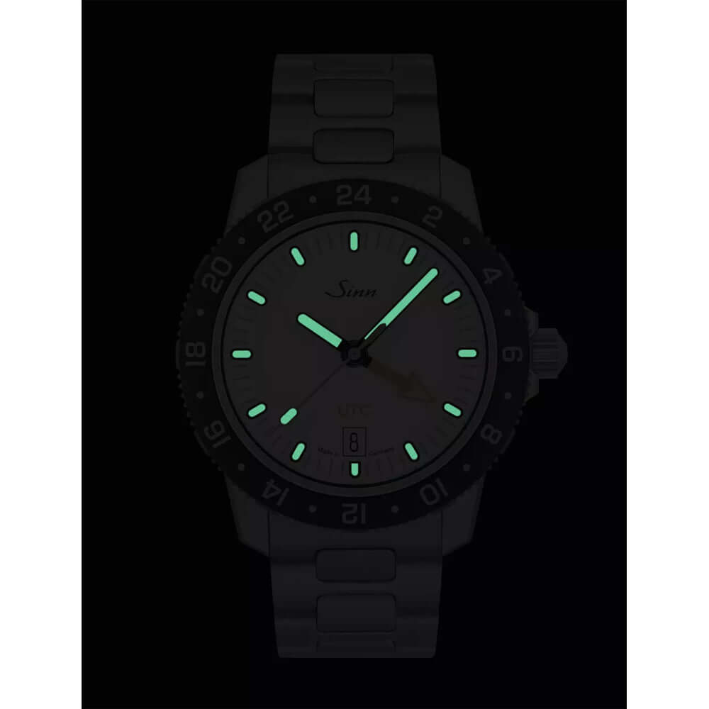 Sinn 105 St Sa UTC W Automatic 105.021 kello, jossa hehkuvat osoittimet pimeässä.