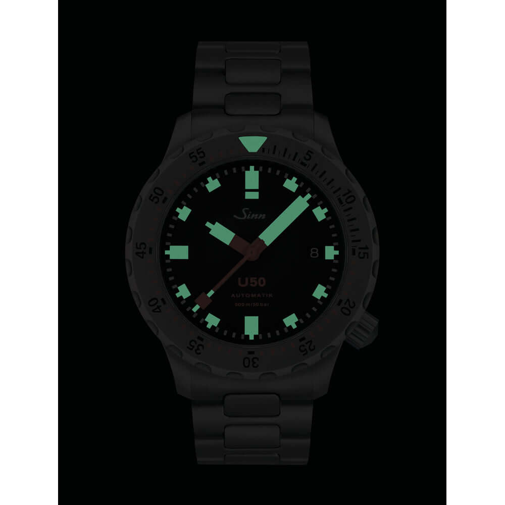 Sinn U50 Diving Watch 1050.030, malli, jossa on kirkkaat valot ja musta runko, täydellinen sukelluskäyttöön.