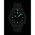 Sinn U50 Diving Watch 1050.030, malli, jossa on kirkkaat valot ja musta runko, täydellinen sukelluskäyttöön.