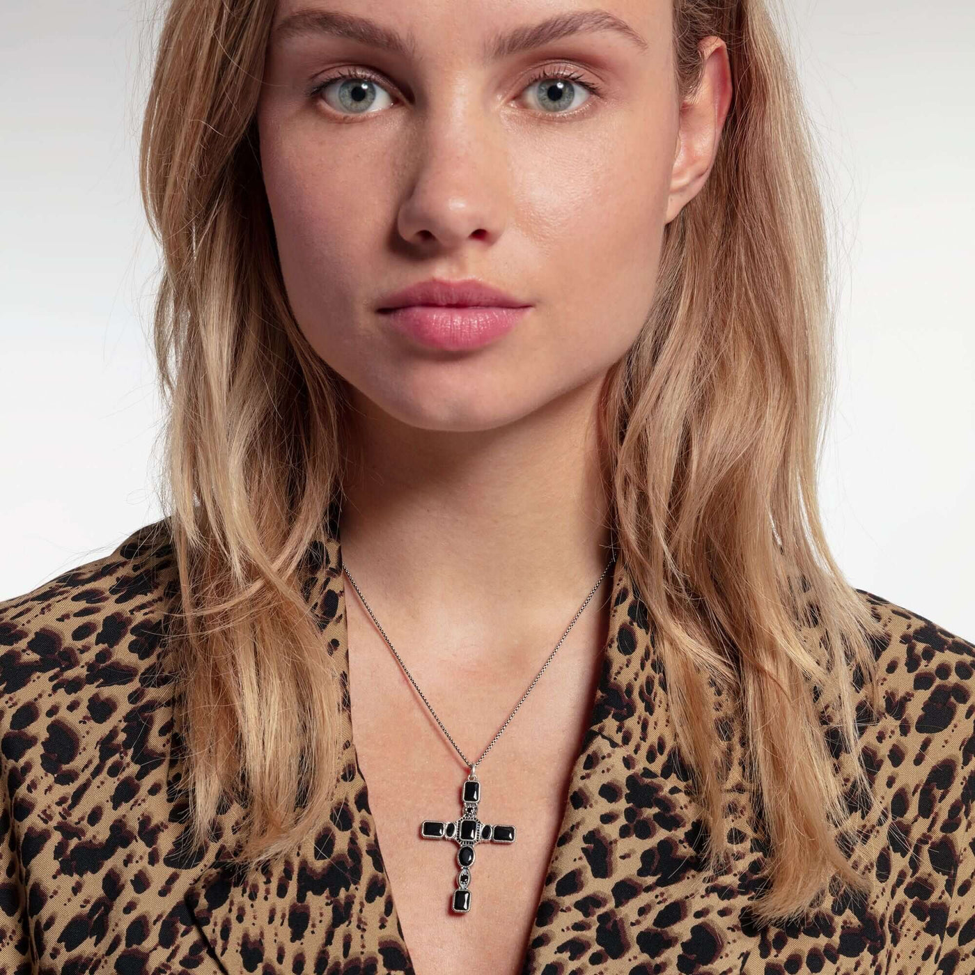 Thomas Sabo Cross Black Stones riipus PE859-641-11