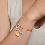 Thomas Sabo Charm Club Dragonfly Hela 1872-051-14 -tyylikäs koru, jossa on hopeisia ja kultaisia riipuksia.