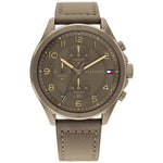 Tommy Hilfiger Axel rannekello TH1792005 ruskealla nahkarannekkeella ja teräksisellä rungolla.