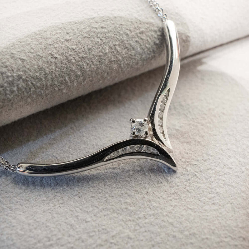 14k valkokultainen timanttiriipus 027ct - 42cm
