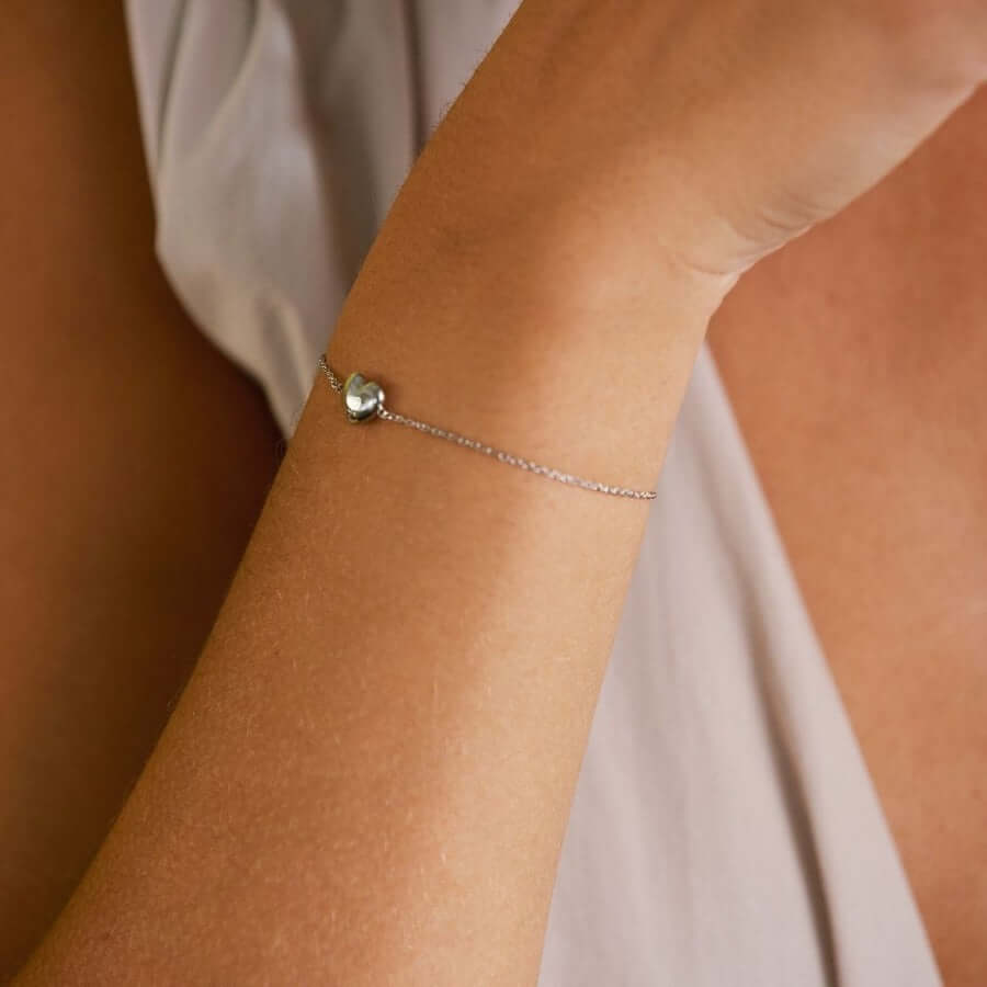 Edblad Barley bracelet steel rannekoru 120061, jossa on kiiltävä sydän kädessä.