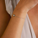 Edblad Barley bracelet steel rannekoru 120061, jossa on kiiltävä sydän kädessä.